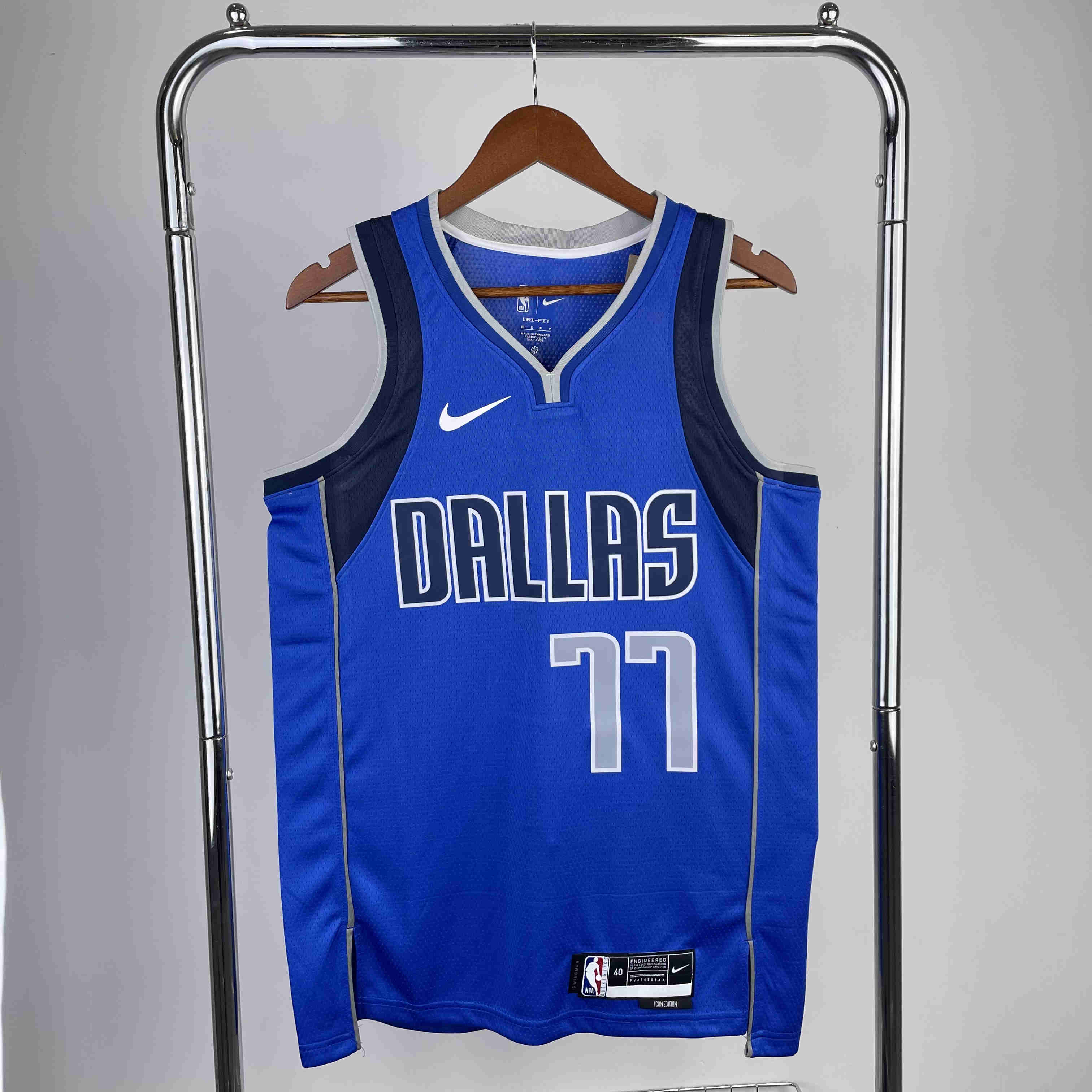 Dallas Mavericks  NBA Jersey  Dončić 77